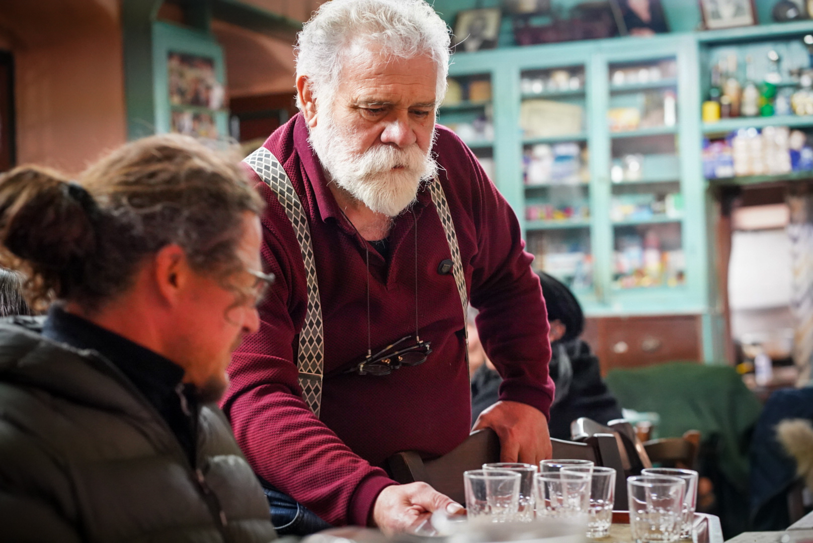 Repas partage, tzoumerka — vallée de matsouki, lors d’une itinérance à ski en Grèce.